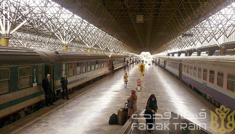 چه عواملی بر نرخ بلیت قطار مشهد تهران تأثیرگذار است؟