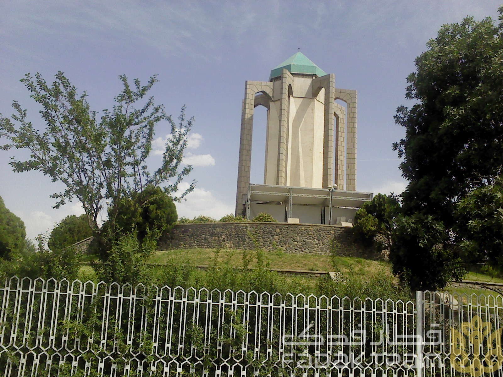 جاذبه های گردشگری شهر همدان کدام اند؟ شرح دهید.