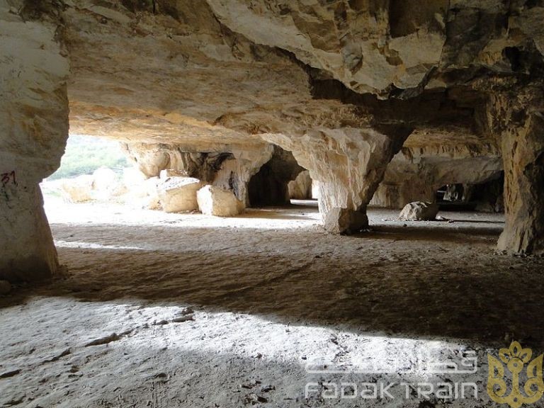 غار سنگ شکنان از چند ستون تشکیل شده اند؟