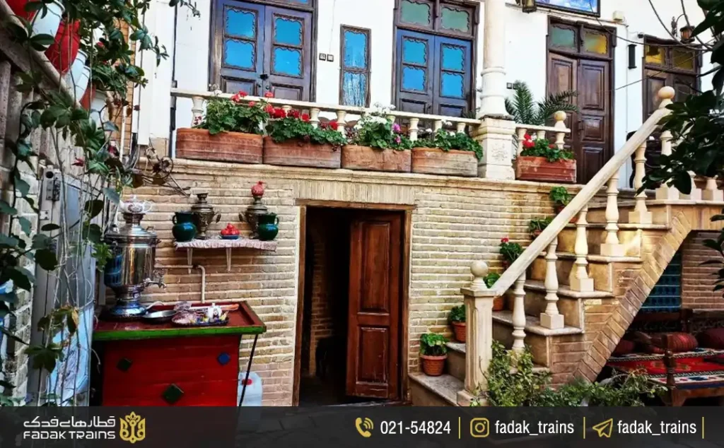 نمایی از داخل ساختمان رستوران خانه تاریخی طباطبایی