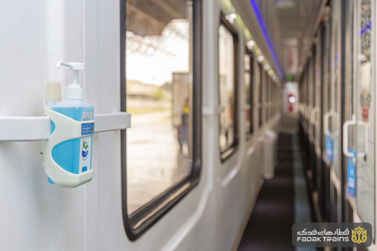 اسقرار مایع ضدعفونی کننده در راهرو - قطار ویژه سلامت پنج ستاره فدک